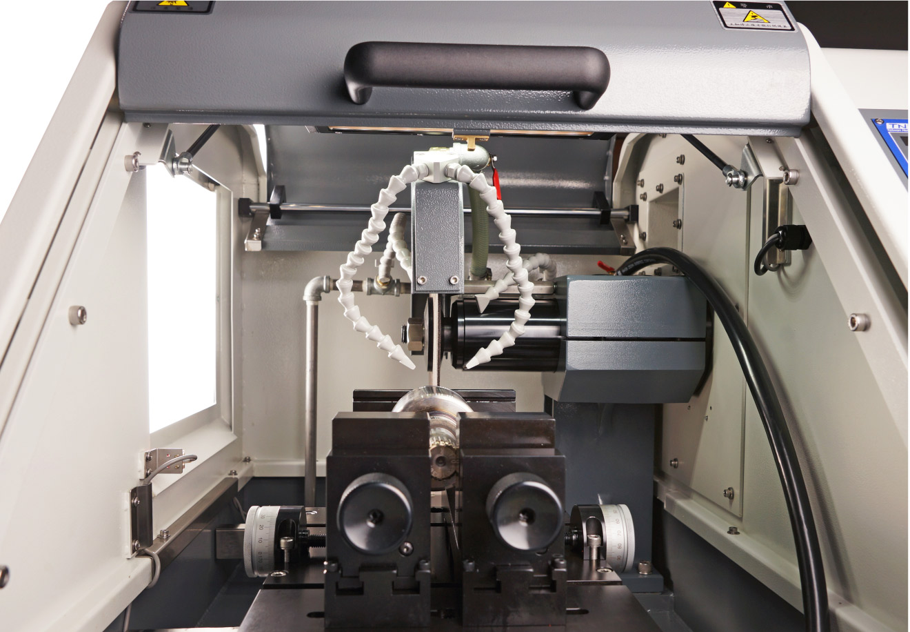 大型全自動金相切割機，明亮且人性化的操作空間，提升此用者效率及舒適度，使切割不再是一件枯燥臟亂的工作。